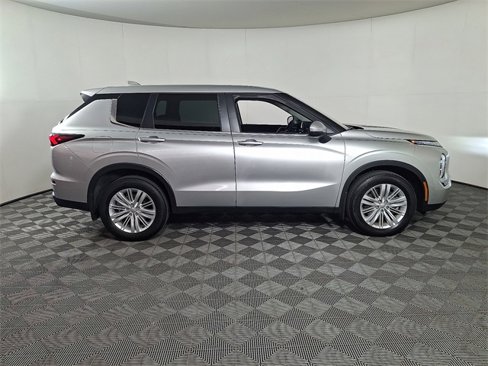 Used 2024 Mitsubishi Outlander ES image 11