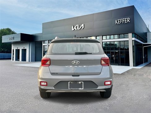 Used 2022 Hyundai Venue Limited image 7