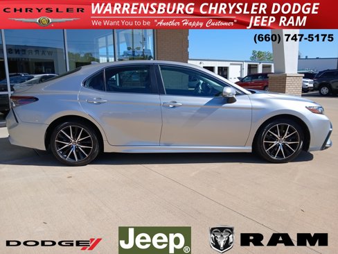 Used 2023 Toyota Camry SE image 2