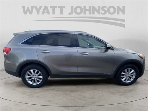 Used 2017 Kia Sorento LX image 11