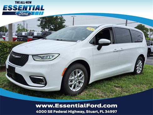 Used 2023 Chrysler Pacifica Touring-L image 1