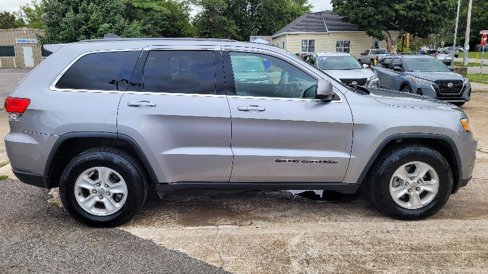 Used 2017 Jeep Grand Cherokee Laredo image 4