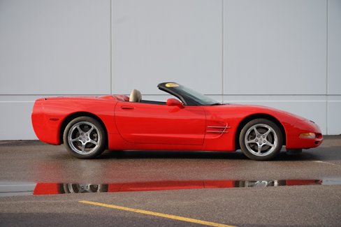 Used 2000 Chevrolet Corvette Convertible w/ Performance Handling Pkg image 2