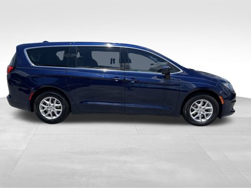 Used 2017 Chrysler Pacifica Touring image 3