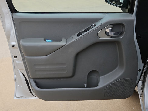 Used 2016 Nissan Frontier SV image 11