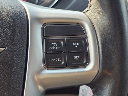 Used 2013 Chrysler Town & Country Touring image 7