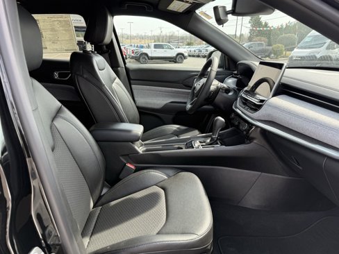 Used 2024 Jeep Compass Latitude image 31