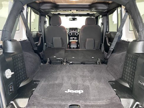 Used 2017 Jeep Wrangler Unlimited Rubicon w/ Connectivity Group image 17