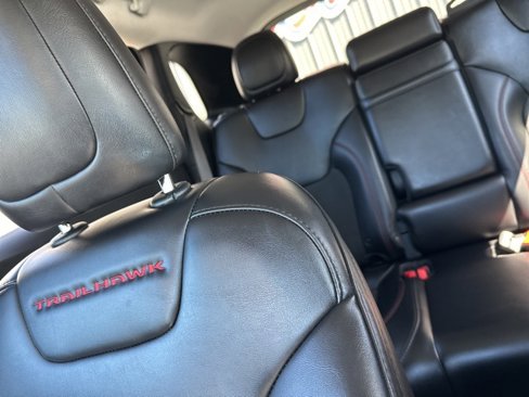 Used 2019 Jeep Cherokee Trailhawk w/ Comfort & Convenience Group image 12