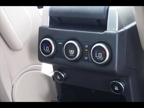 Used 2019 Land Rover Discovery HSE image 17