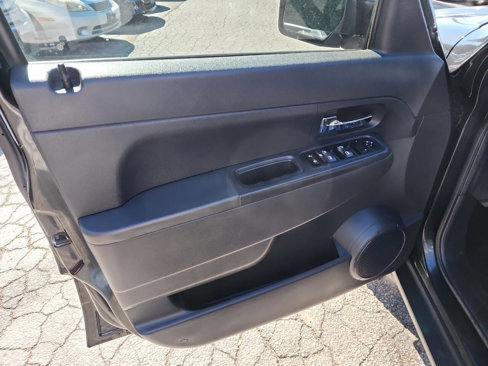 Used 2012 Jeep Liberty Sport image 8