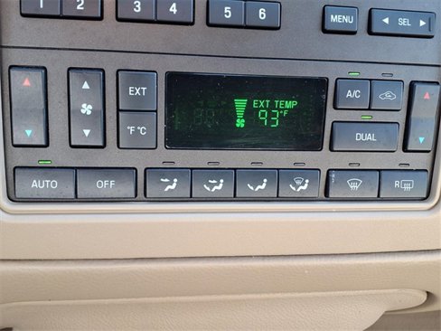 Used 2006 Lincoln Town Car Signature image 18