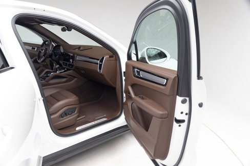 Used 2022 Porsche Cayenne Platinum Edition image 23