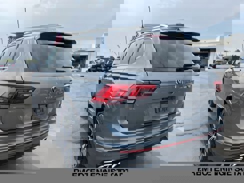 Used 2022 Volkswagen Tiguan SEL R-Line image 5