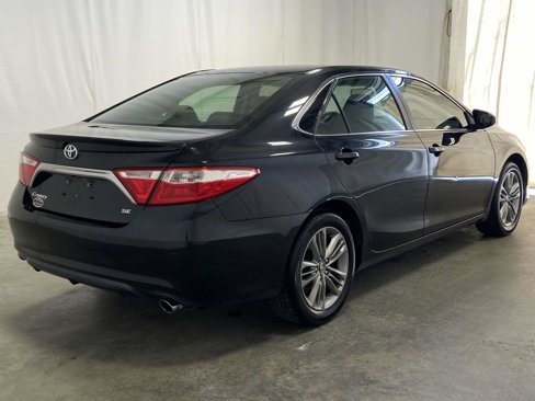 Used 2017 Toyota Camry SE image 3