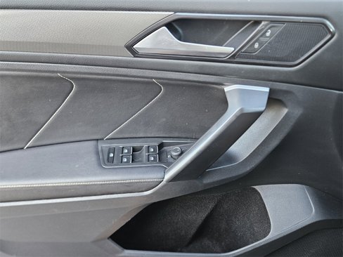 Used 2023 Volkswagen Tiguan SE image 39