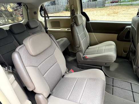 Used 2010 Chrysler Town & Country Touring image 56