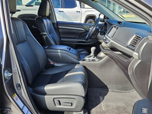 Used 2018 Toyota Highlander SE image 19
