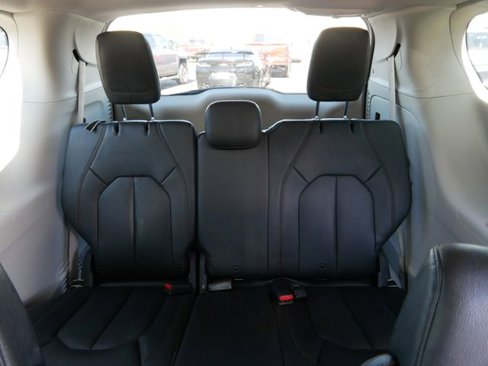 Used 2020 Chrysler Pacifica Touring-L image 13