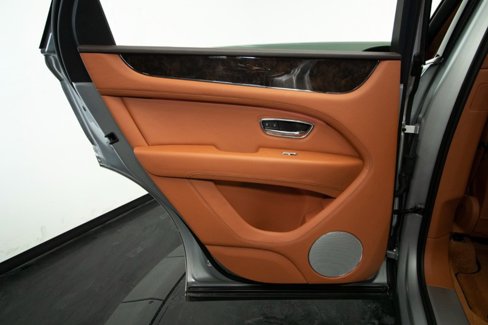 Used 2023 Bentley Bentayga Plug-In Hybrid image 44
