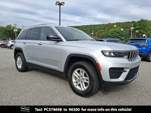 Used 2023 Jeep Grand Cherokee Laredo image 1