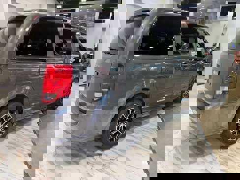 Used 2016 Dodge Grand Caravan SXT image 6