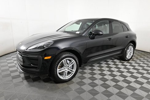 Certified 2025 Porsche Macan image 2