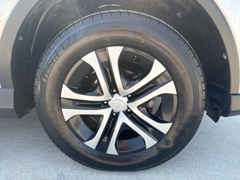 Used 2018 Toyota RAV4 LE image 10