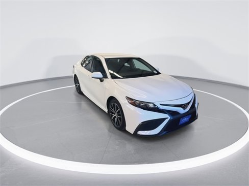 Used 2021 Toyota Camry SE image 3