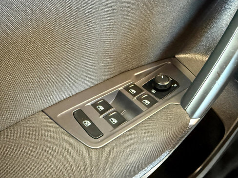 Used 2018 Volkswagen Tiguan S image 21