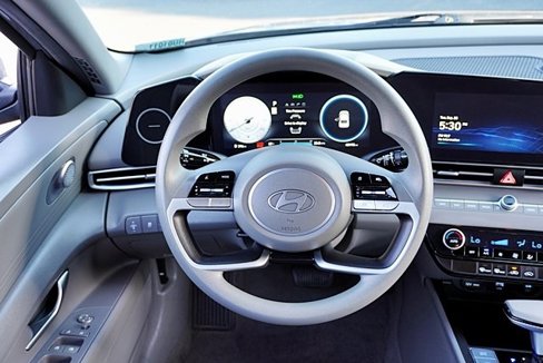 Certified 2024 Hyundai Elantra SEL image 18
