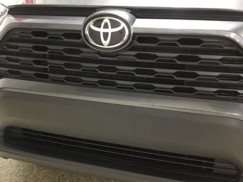 Used 2021 Toyota RAV4 LE image 9