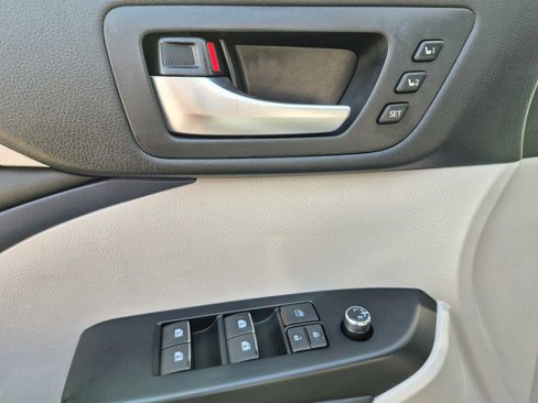 Used 2017 Toyota Highlander Limited Platinum image 13