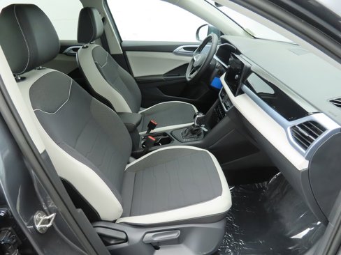 Certified 2025 Volkswagen Taos SE image 21