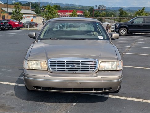 Used 2002 Ford Crown Victoria image 7