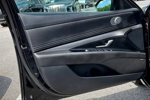 Used 2023 Hyundai Elantra Limited image 21