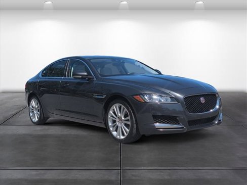 Used 2020 Jaguar XF Prestige image 2