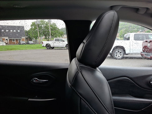 Used 2022 Jeep Cherokee Limited w/ Mopar Interior Package image 13
