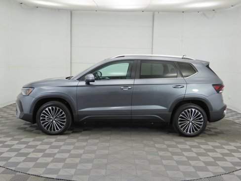 Certified 2025 Volkswagen Taos SE image 9