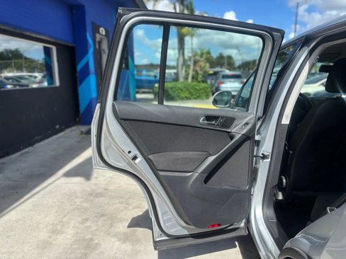Used 2018 Volkswagen Tiguan Limited w/ Alloy Wheels Package image 40