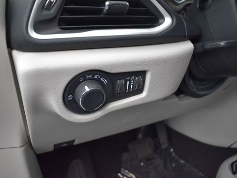 Used 2022 Chrysler Voyager LX image 10