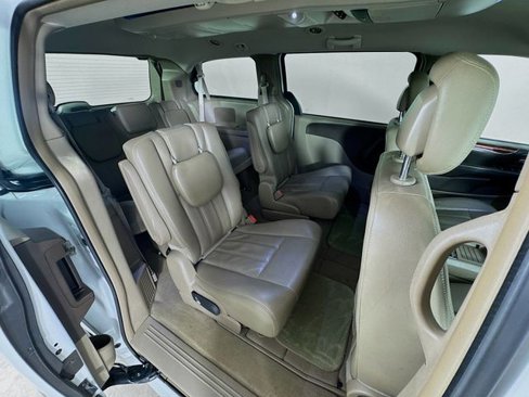 Used 2016 Chrysler Town & Country Touring image 30
