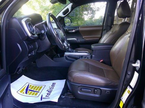 Used 2021 Toyota Tacoma Limited image 10