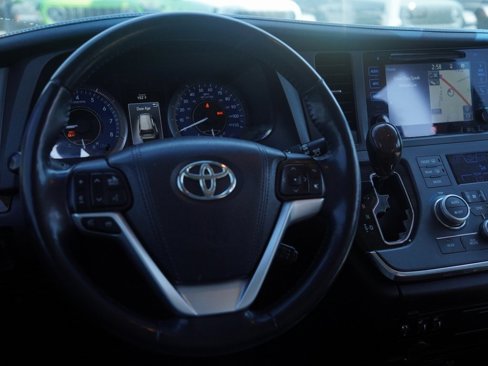 Used 2017 Toyota Sienna Limited Premium image 25