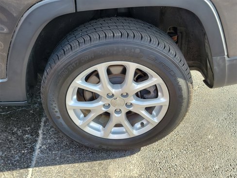 Used 2014 Jeep Cherokee Latitude w/ Cold Weather Group image 9