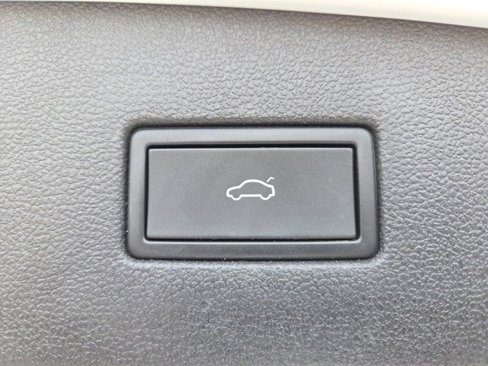 Used 2022 Volkswagen Tiguan SE image 19