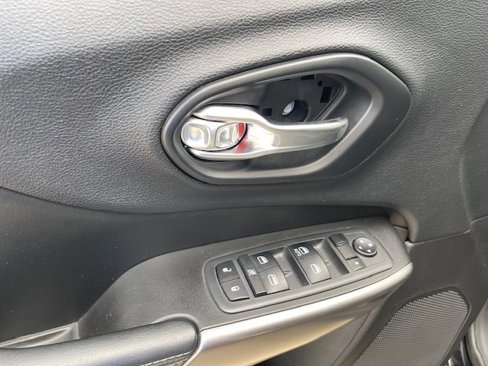 Used 2019 Jeep Cherokee Latitude w/ Popular Appearance Group image 9