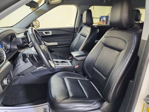 Used 2021 Ford Explorer XLT w/ Equipment Group 202A image 4