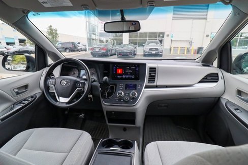Used 2015 Toyota Sienna LE image 46