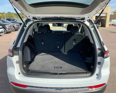 Used 2023 Jeep Grand Cherokee Laredo image 22